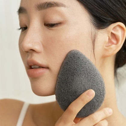 Спонж из конжака для чистки лица с углем Purable Konjac Sponge - Charcoal (4603)